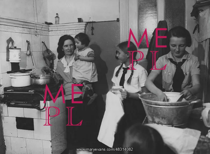  : Members of the BDM in the kitchen of a family, 1935