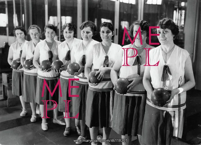: Members of the Berlin Ladies bowling : Members of the Berlin Ladies bowling