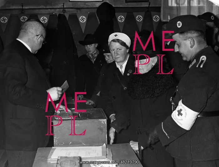 : Members of the German Red Cross as election workers at t : Members of the German Red Cross as election workers at t