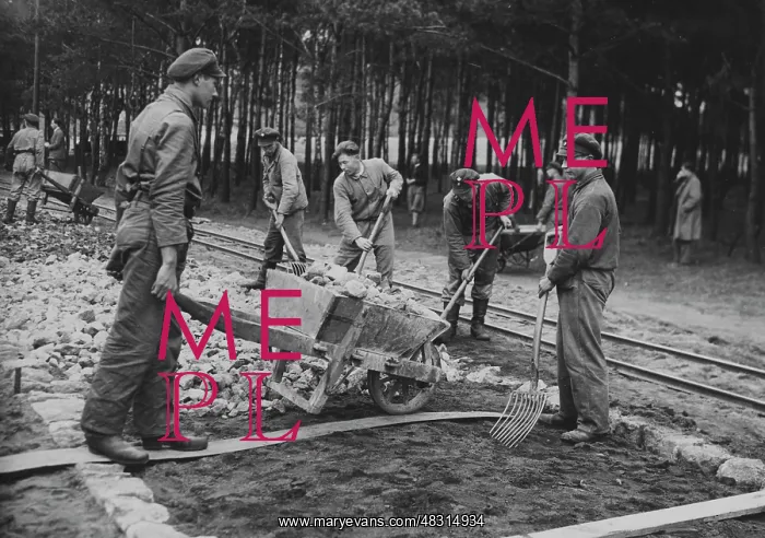 : Members of the labor service building a road, 1933 : Members of the labor service building a road, 1933