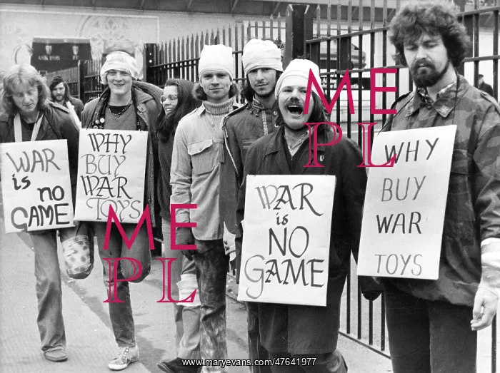 : Members of London Peace Action campaigning : Members of London Peace Action campaigning