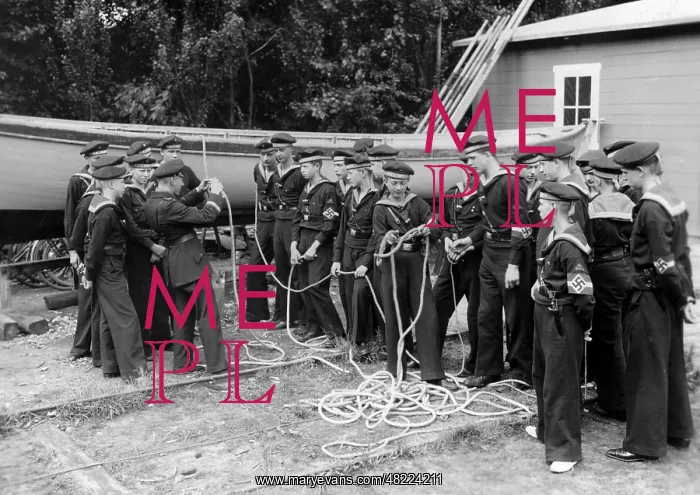: Members of the Marine-HJ during classes in Berlin : Members of the Marine-HJ during classes in Berlin