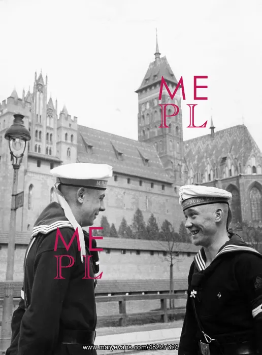 : Members of the Marine HJ before the Malbork Castle : Members of the Marine HJ before the Malbork Castle