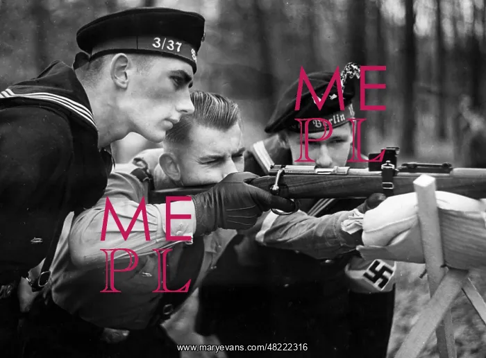 : Members of the Marine-HJ at shooting practice in Berlin : Members of the Marine-HJ at shooting practice in Berlin