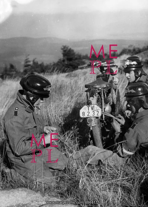 : Members of the Motor HJ have a flat tire, 1940 : Members of the Motor HJ have a flat tire, 1940