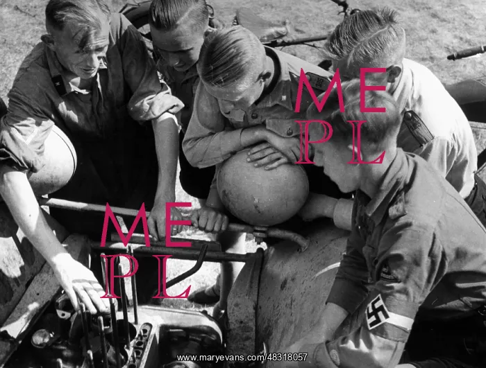 : Members of the Motor HJ learn about motor, 1938 : Members of the Motor HJ learn about motor, 1938