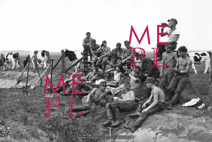  : Members of the National Labor Service during a break, 1934