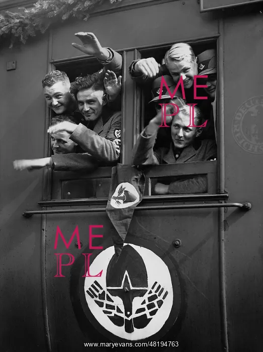 : Members of the Reich Labor Service on the train to Nuremberg : Members of the Reich Labor Service on the train to Nuremberg