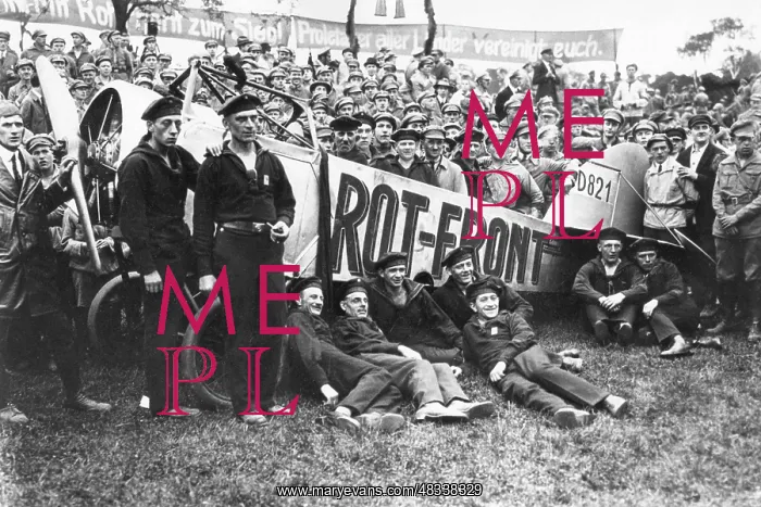 : Members of the Roter Frontkaempferbund posing : Members of the Roter Frontkaempferbund posing