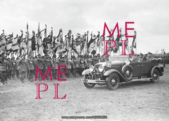 : Members of the Stahlhelm line up before their leaders, 1932 : Members of the Stahlhelm line up before their leaders, 1932