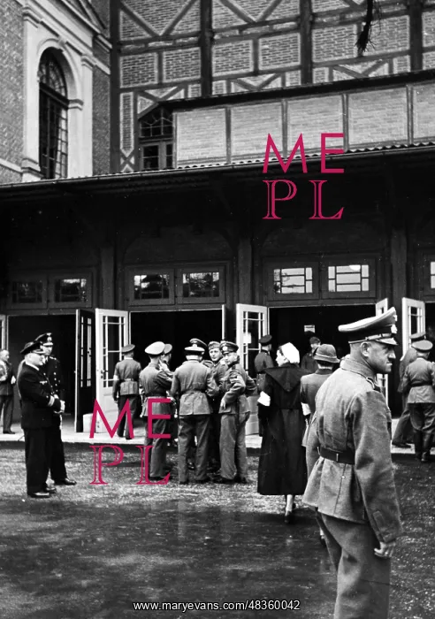 : Members of the Wehrmacht in front of the Bayreuth : Members of the Wehrmacht in front of the Bayreuth