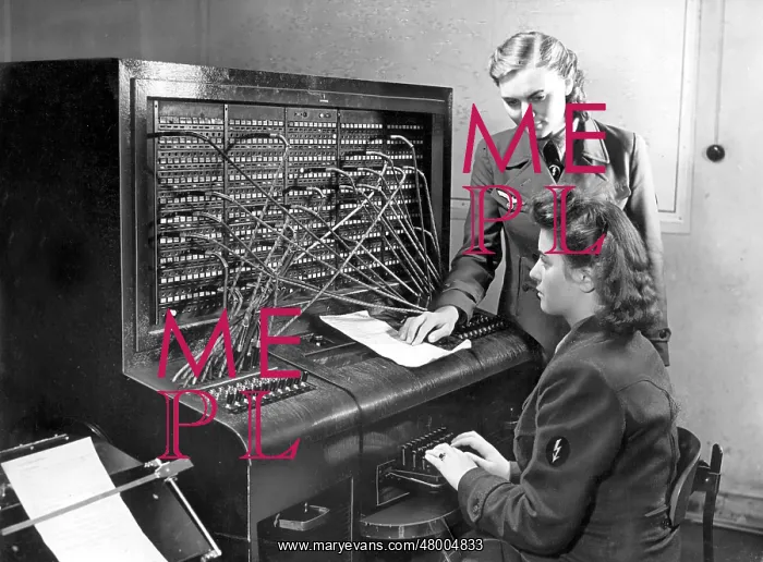 : Two members of the Women's Auxiliary Signal Service : Two members of the Women's Auxiliary Signal Service
