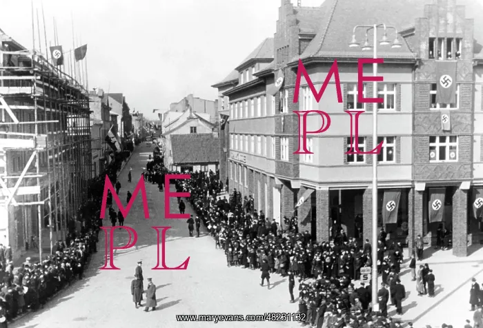 : Memel German population waiting for the entry of German : Memel German population waiting for the entry of German