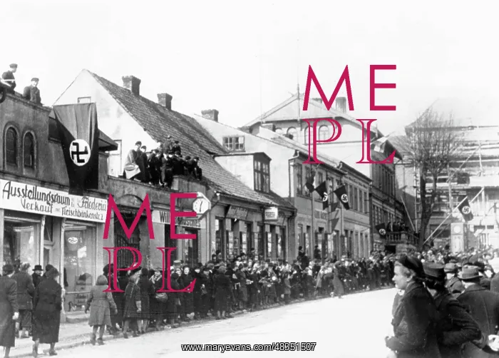 : Memel Germans await the entry of the German troops, 1939 : Memel Germans await the entry of the German troops, 1939