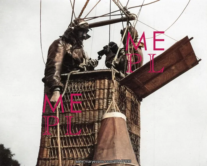 : Men in basket of observation balloon, WW1 : Men in basket of observation balloon, WW1