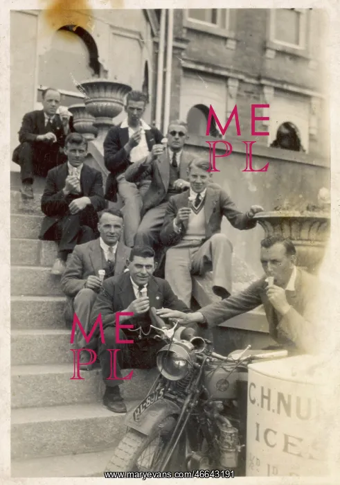 : MEN EAT ICE CREAM 1930S : MEN EAT ICE CREAM 1930S