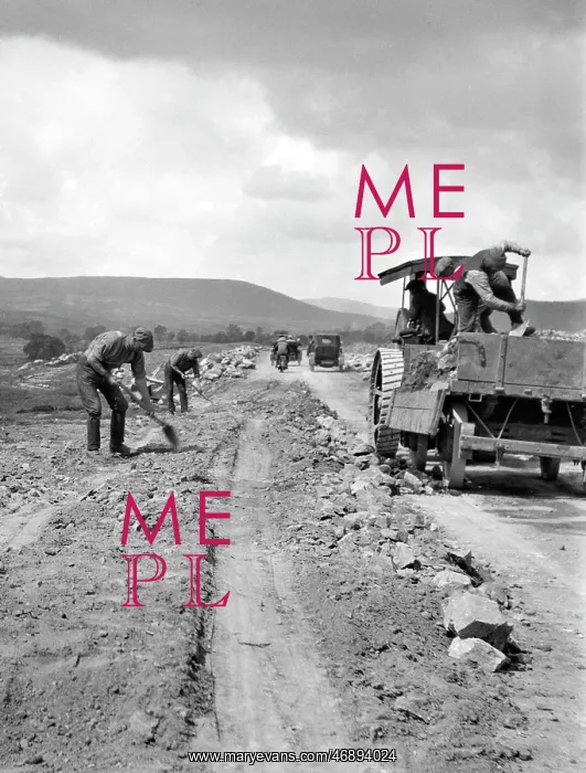  : Men engaged in roadworks