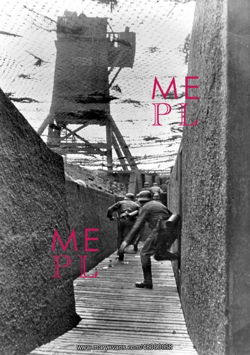 : Men of a gun crew during exercises, WW2 : Men of a gun crew during exercises, WW2