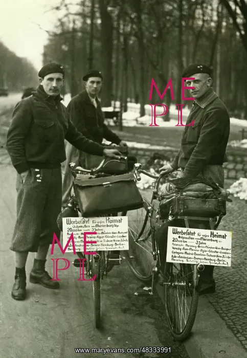 : Three men from Marienburg on their way through : Three men from Marienburg on their way through