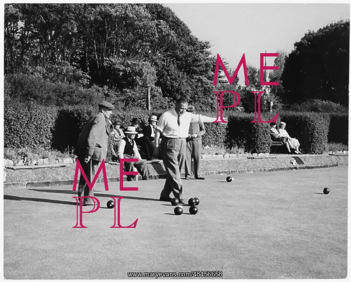  : MEN PLAYING BOWLS