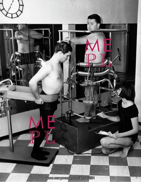 : Men shape figures in beauty salon : Men shape figures in beauty salon