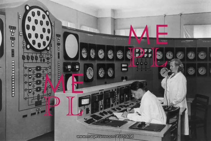 : Men and women engineers at an atomic electric power : Men and women engineers at an atomic electric power