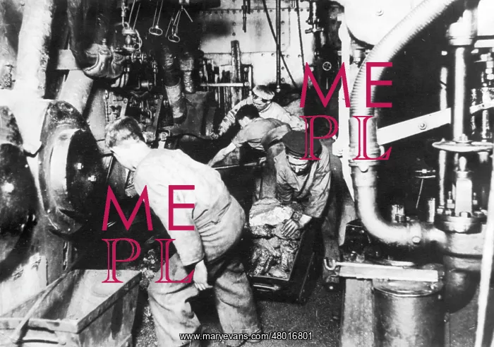 : Men at work in engine room of a ship, WW1 : Men at work in engine room of a ship, WW1