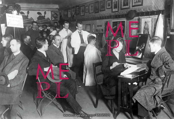 : Men's free shaving parlor during the strike : Men's free shaving parlor during the strike