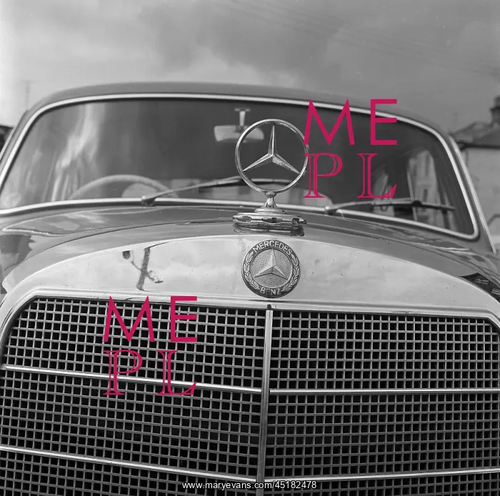  : Mercedes Benz Emblem