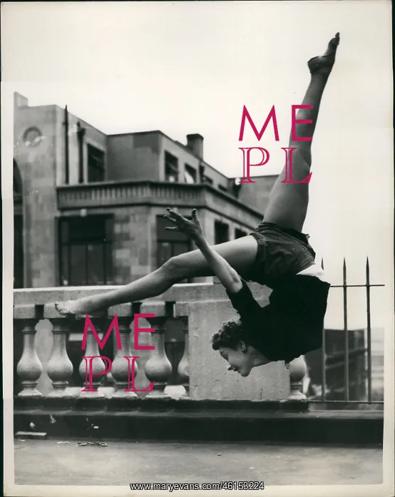 : Meribeth Old, acrobatic dancer, rehearsing on roof, London : Meribeth Old, acrobatic dancer, rehearsing on roof, London