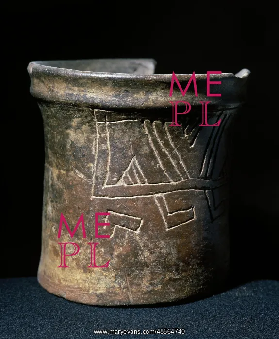 : Mesoamerican. Ceramic vessel. Geometric decoration : Mesoamerican. Ceramic vessel. Geometric decoration
