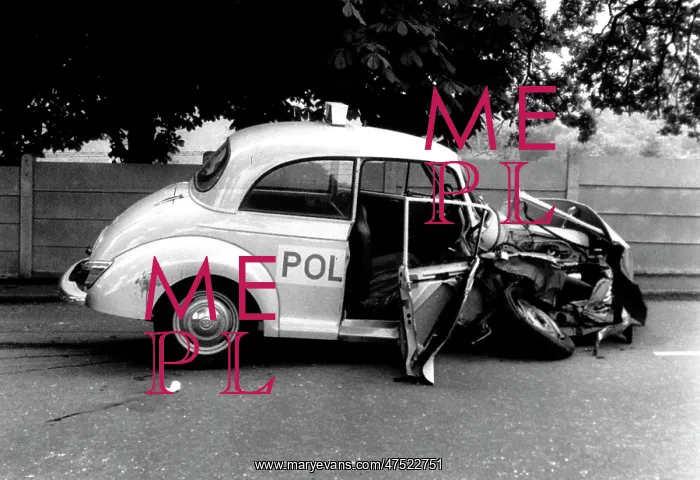 : Metropolitan Police car with smashed bonnet : Metropolitan Police car with smashed bonnet