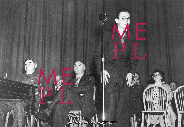 : Michael Foot giving a speech, with Nye Bevan on the left : Michael Foot giving a speech, with Nye Bevan on the left