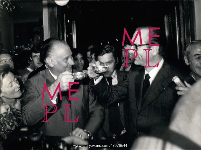 : Michel Poniatowski and Jacques Chirac drink a toast : Michel Poniatowski and Jacques Chirac drink a toast