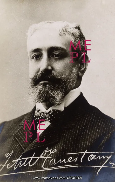  : Middle-aged man in a studio photo
