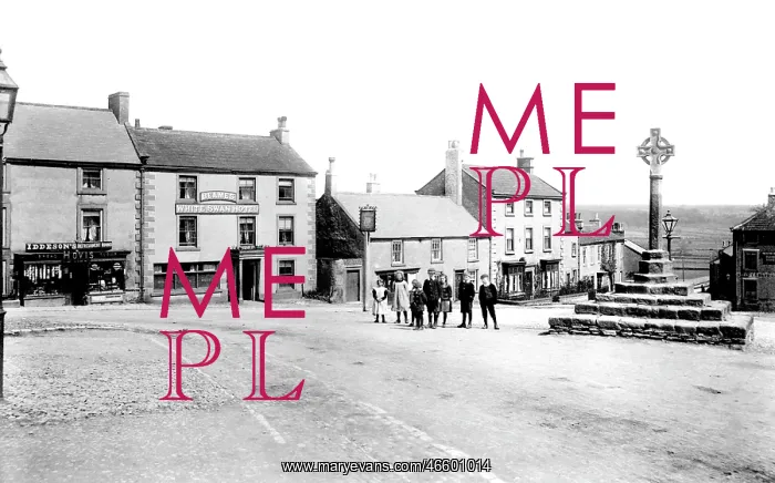  : Middleham, Market Place and the Cross 1908