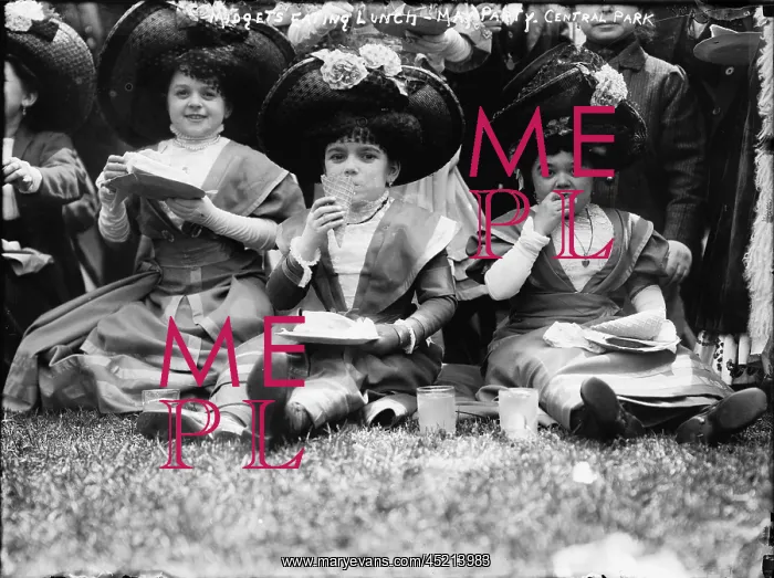: Midgets eating lunch in Central Park, New ? : Midgets eating lunch in Central Park, New ?
