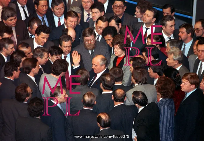 : Mikhail Gorbachev and deputies of third extraordinary : Mikhail Gorbachev and deputies of third extraordinary