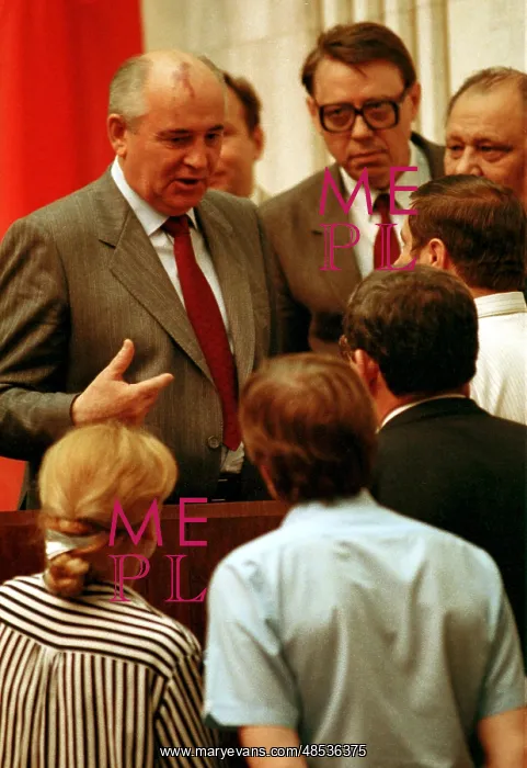 : Mikhail Gorbachev and deputies of Supreme Soviet : Mikhail Gorbachev and deputies of Supreme Soviet