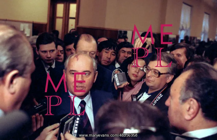 : Mikhail Gorbachev and journalists, 1990 : Mikhail Gorbachev and journalists, 1990