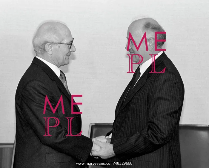 : Mikhail Gorbachev meets Erich Honecker, 1988 : Mikhail Gorbachev meets Erich Honecker, 1988