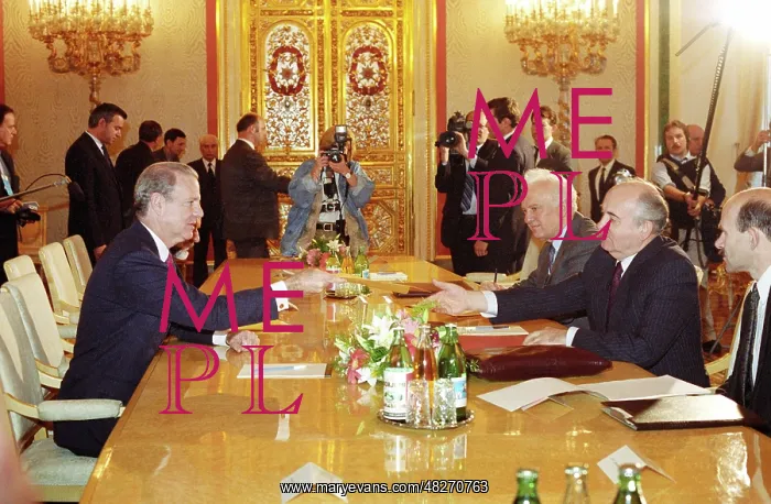 : Mikhail Gorbachev meets James Baker, 1989 : Mikhail Gorbachev meets James Baker, 1989