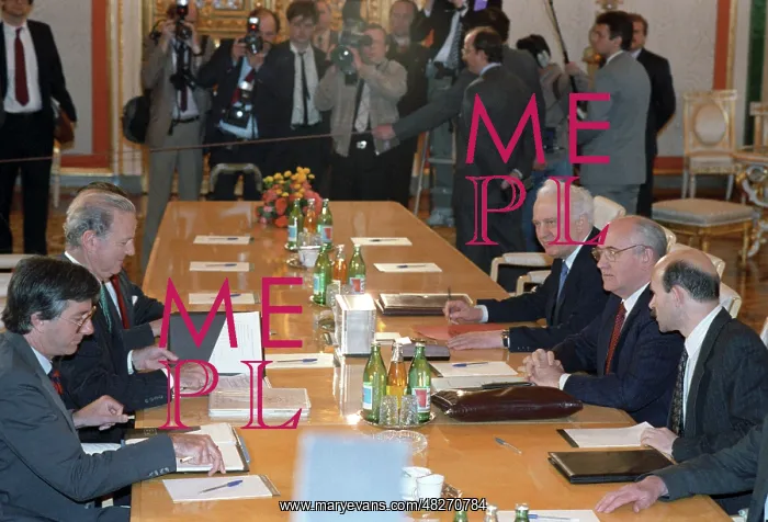 : Mikhail Gorbachev meets James Baker, 1989 : Mikhail Gorbachev meets James Baker, 1989