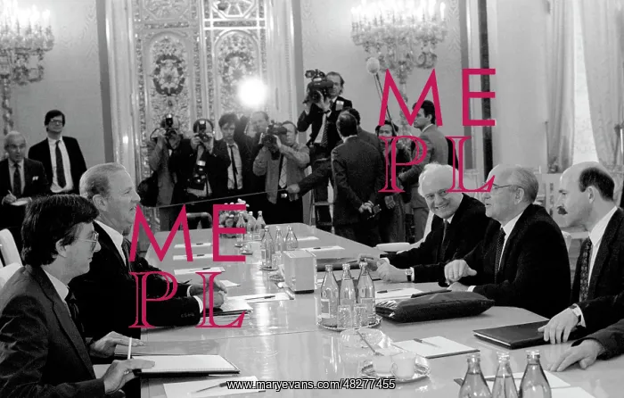 : Mikhail Gorbachev meets James Baker, 1990 : Mikhail Gorbachev meets James Baker, 1990