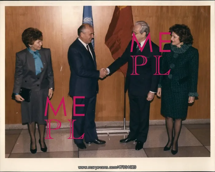 : Mikhail Gorbachev and Perez de Cuellar, UN, New York : Mikhail Gorbachev and Perez de Cuellar, UN, New York