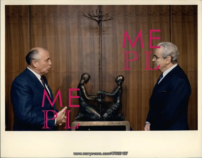 : Mikhail Gorbachev and Perez de Cuellar, UN, New York : Mikhail Gorbachev and Perez de Cuellar, UN, New York