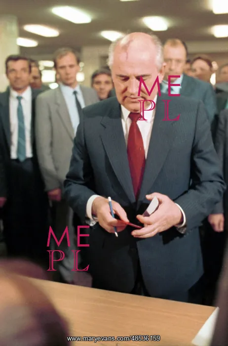 : Mikhail Gorbachev to poll, 1990 : Mikhail Gorbachev to poll, 1990