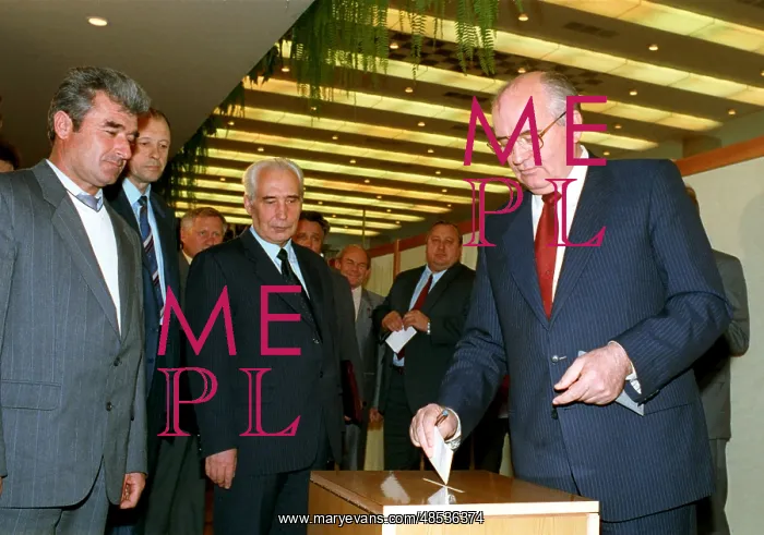 : Mikhail Gorbachev to poll, 1990 : Mikhail Gorbachev to poll, 1990