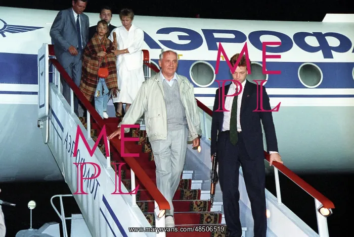 : Mikhail Gorbachev returns from Foros, 1991 : Mikhail Gorbachev returns from Foros, 1991