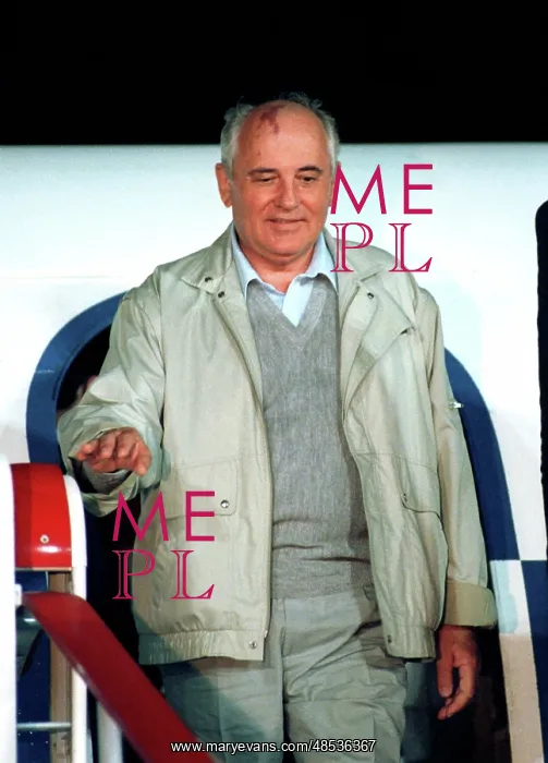 : Mikhail Gorbachev returns from Foros, 1991 : Mikhail Gorbachev returns from Foros, 1991